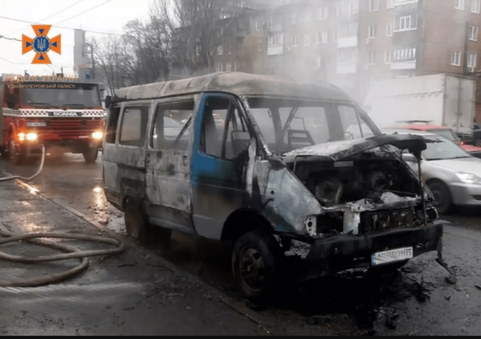 На зупинці у Кривому Розі згоріла автівка 