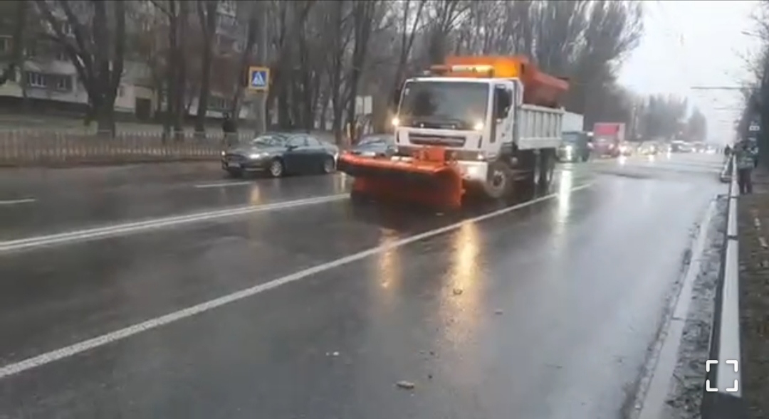 У Дніпрі через ожеледицю ускладнено рух транспорту. Що відомо?