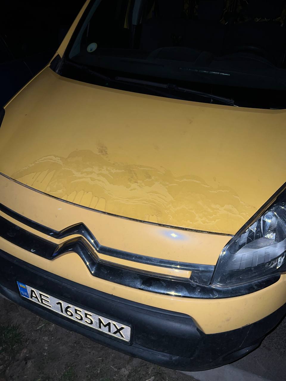 Вночі невідомі познущалися над автівками дніпрян