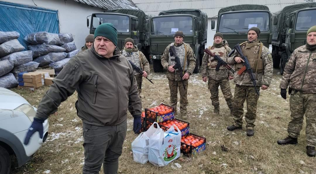 Мер Філатов нагородив бійців на передовій та передав їм допомогу
