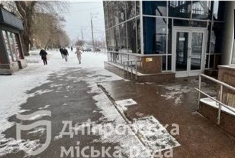 Комунальники Дніпра завершили прибирати дороги та тротуари міста від опадів