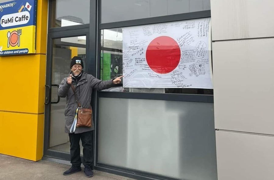 Хоче, щоб люди посміхалися: 75-річний японський волонтер відкрив в Україні безкоштовне кафе