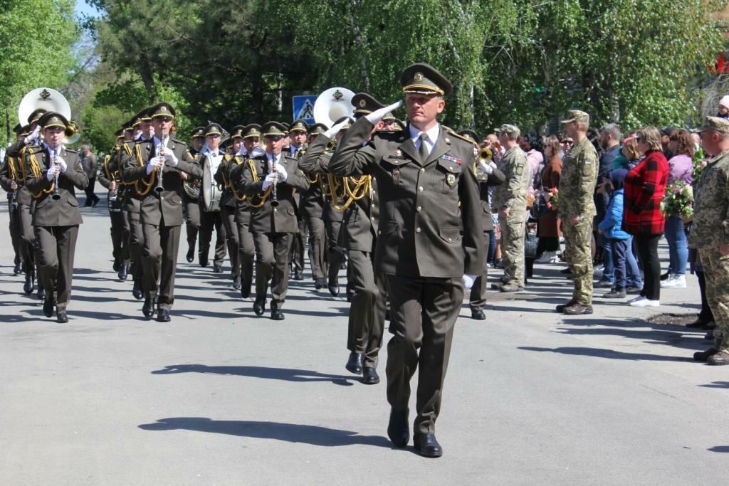 Под Днепром ветеранов возле подъездов поздравил духовой оркестр