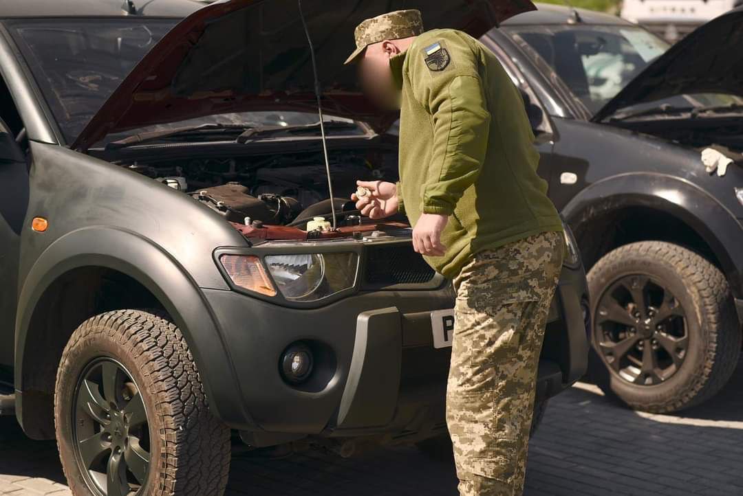 Іще чотири автівки, придбані «TAPS-Україна», передали військовим у Дніпрі