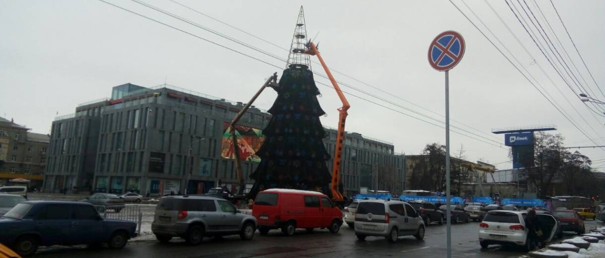В Днепре разбирают центральную елку (фотофакт)