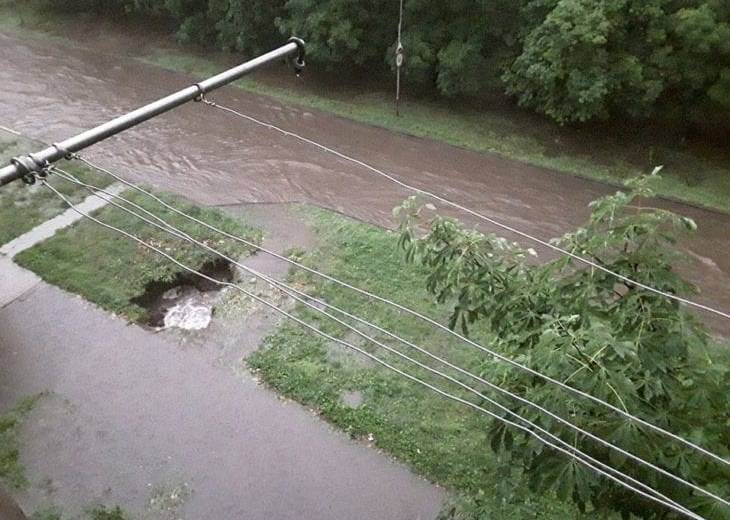 В результате сильнейшей бури в Днепропетровской области на улицах образовались реки воды и обесточены 6 населенных пунктов (ВИДЕО)