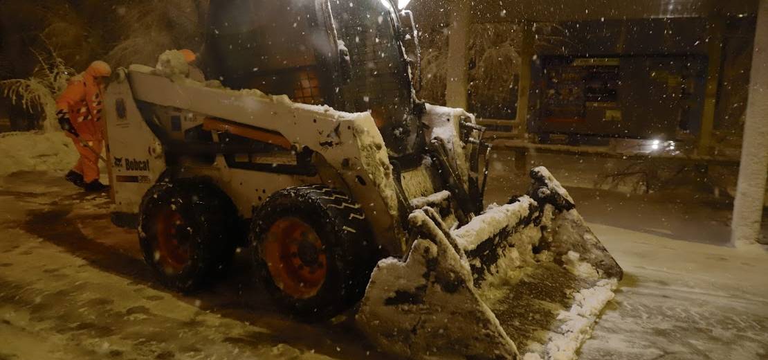 Дніпро бореться з негодою: на вулицях міста працюють 130 одиниць спецтехніки (ФОТО)