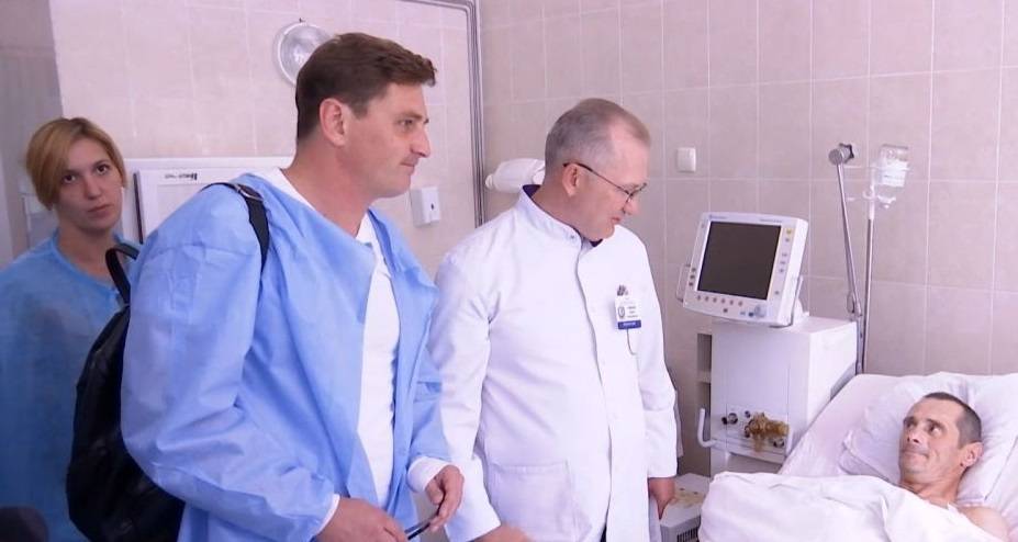 Актори Київського драмтеатру навідали поранених бійців у Дніпрі