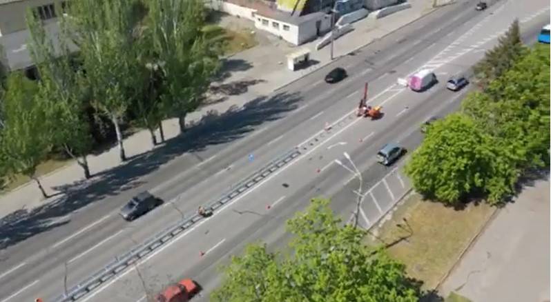 На дорогах Днепра появятся современные колесоотбойные брусы