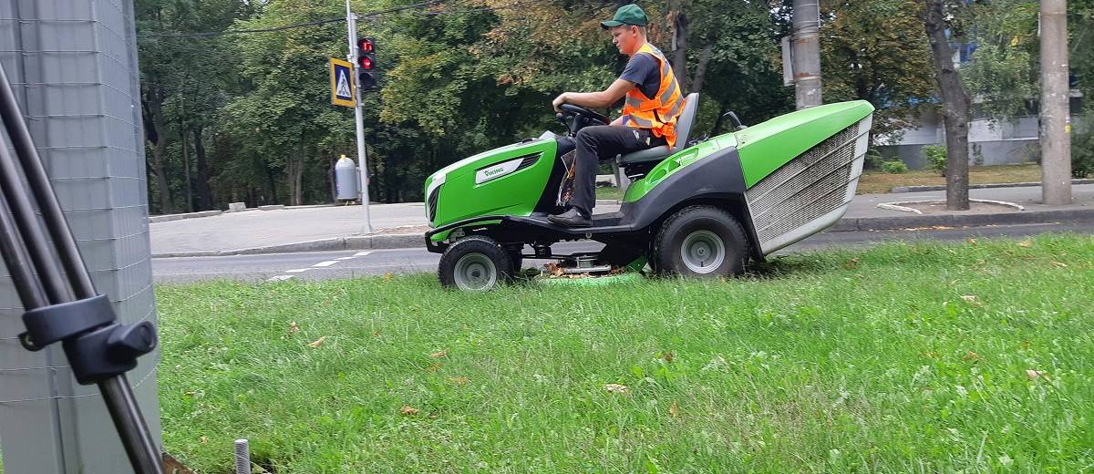Як у Дніпрі борються з бур’янами та доглядають за газонами