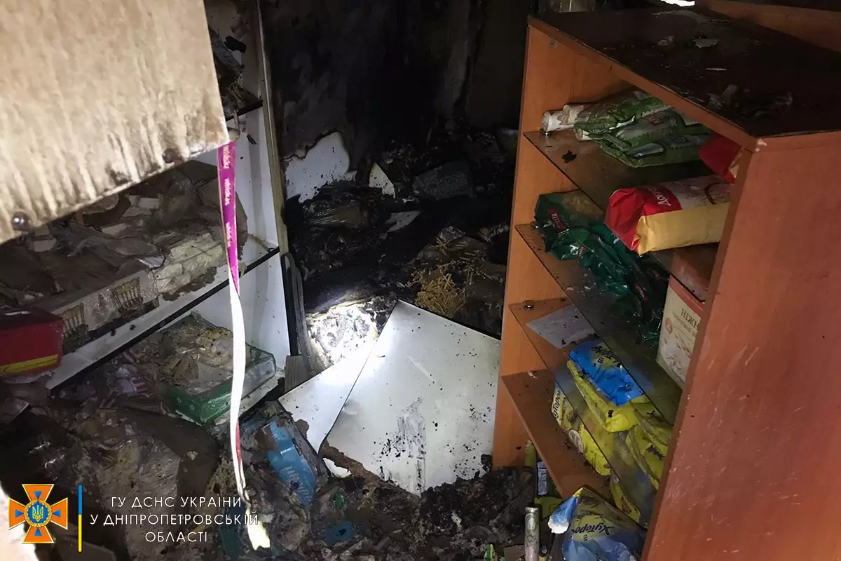 На Дніпропетровщині пожежа знищила продуктовий магазин