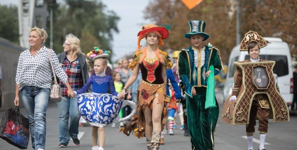 В День города в Днепре произошло самое масштабное в Украине праздничное шествие