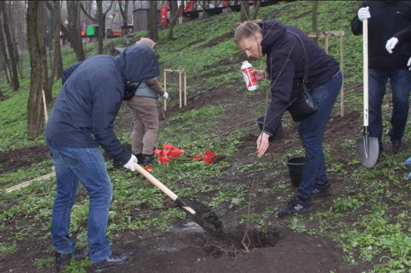 В парке “Зеленых гай” в Днепре высадили более 400 кустов и деревьев (ФОТО)