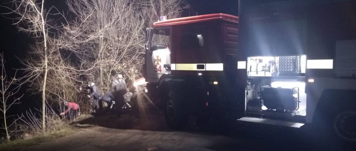 Рятувальники вилучили зі ставка Land Cruiser Prado з 4 загиблими, з них 1 дитина (ВІДЕО)