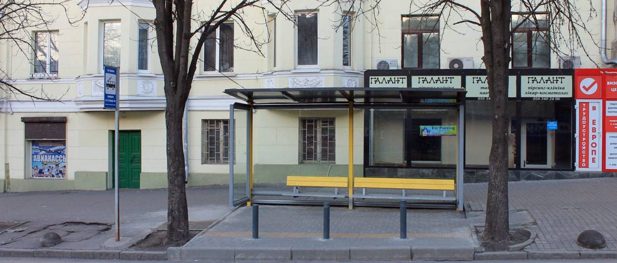 У центрі Дніпра з’явилось п’ять нових павільйонів очікування транспорту