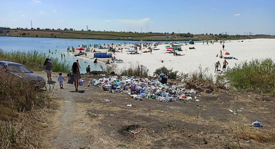 “Мальдивы” под Днепром превращаются в свалку