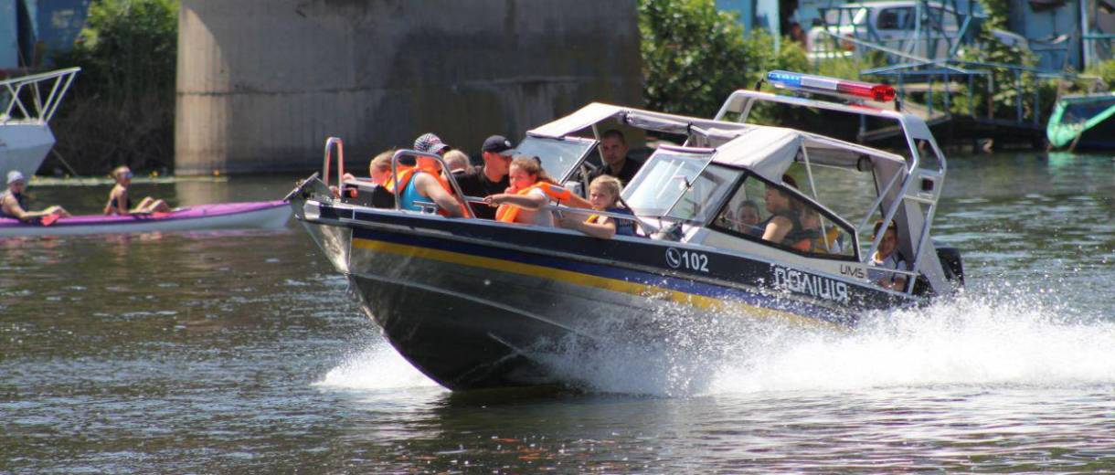 Школярів Дніпра покатали на патрульному катері