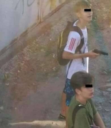 В Днепре школьники разгуливали по улицам с пистолетом и стреляли в голубей