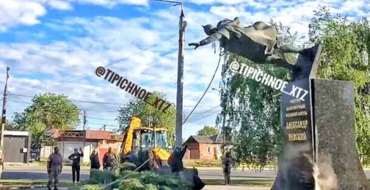 В Харькове самосвалом снесли памятник русскому князю