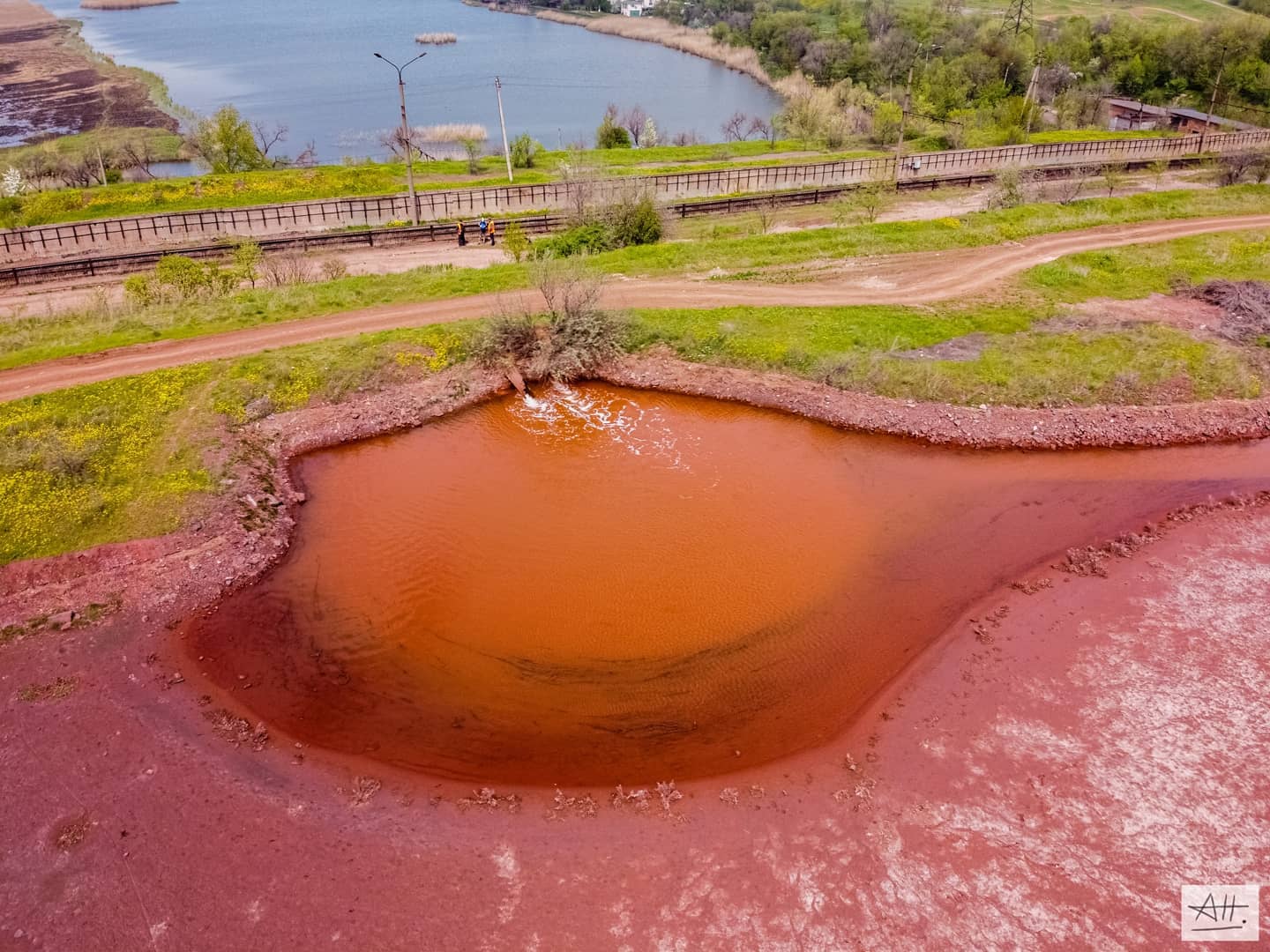 “Красное” озеро и “желтая” река: очень красивые, но опасные водоемы (ФОТО)