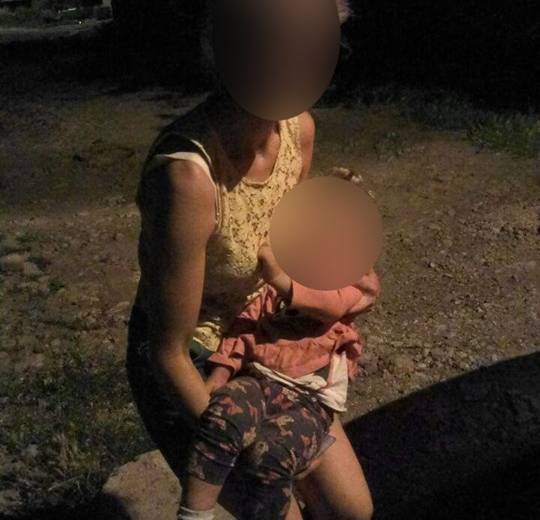 Патрульні повернули жінці маленьку доньку, яку забрав колишній співмешканець