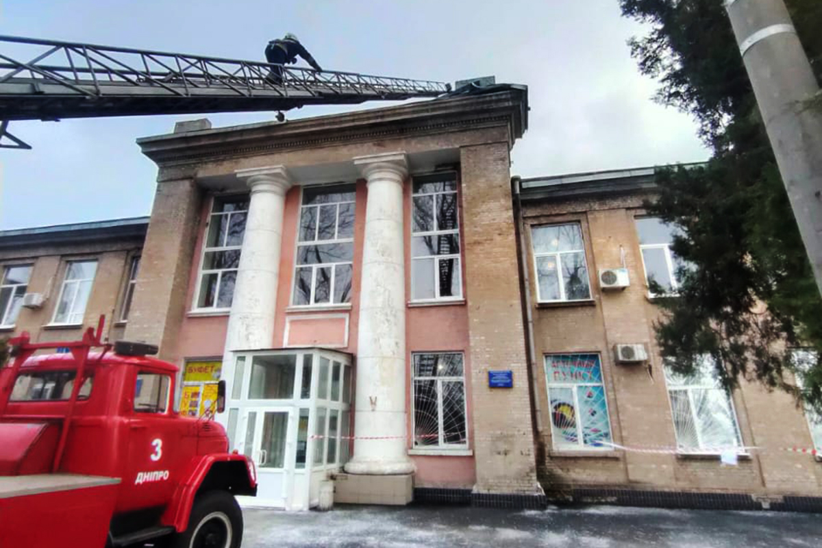 В Днепре с крыши 9 больницы чуть не упала металлическая конструкция (ФОТО)