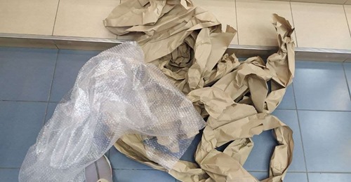 Новая Почта зарабатывает на воздухе: чашку запаковали в коробку в 10 раз больше