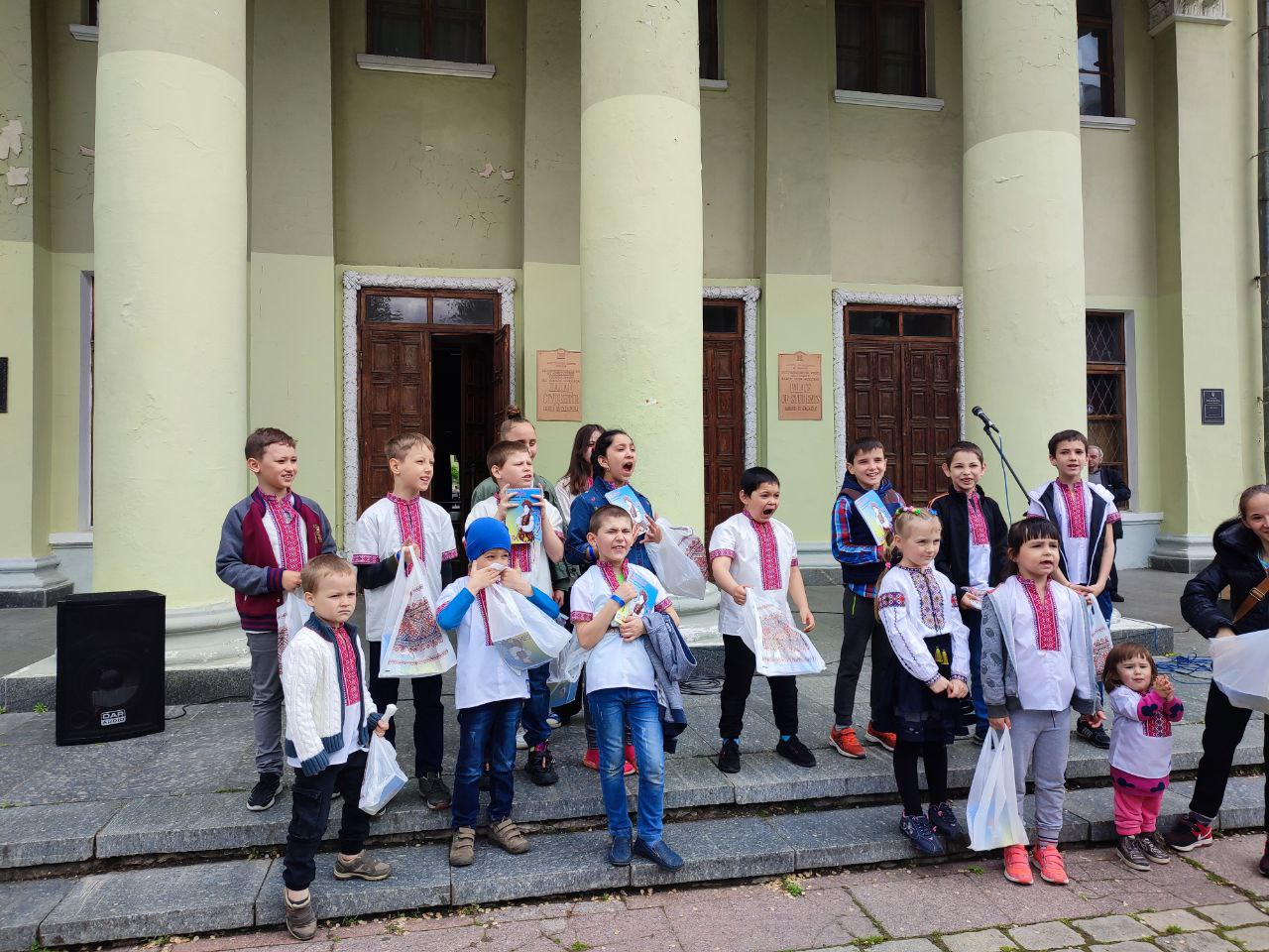 У Дніпрі півсотні дітей у вишиванках разом з волонтерами затанцювали під “Стефанію” від Kalush Orchestra