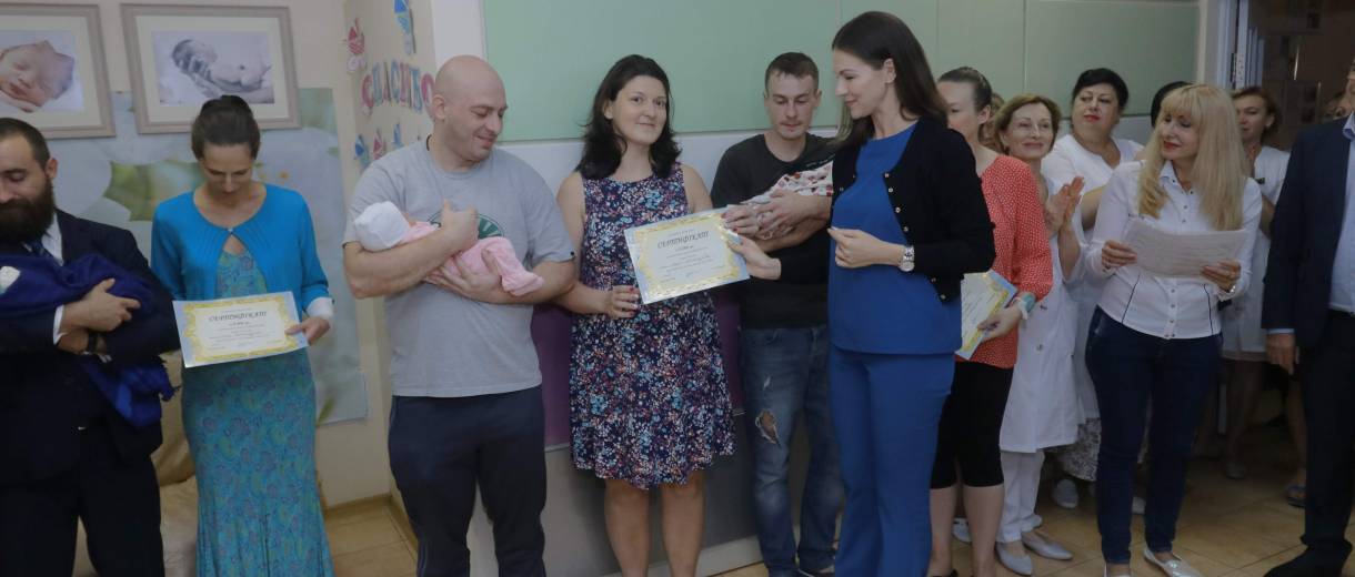 Днепровские мамы, родившие в День города, получили сертификаты на 8 тысяч гривен от городского совета