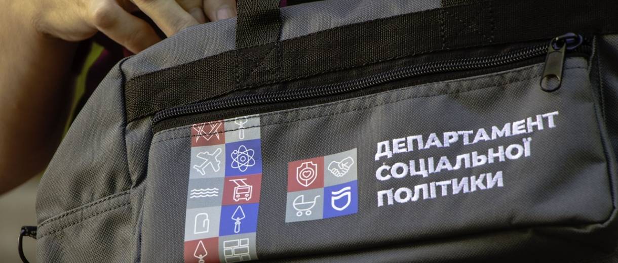 Соцпрацівникам Дніпра доставили брендовані аксесуари для роботи