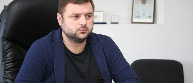 Заммэра Днепра нашел способ борьбы с расклейщиками рекламы
