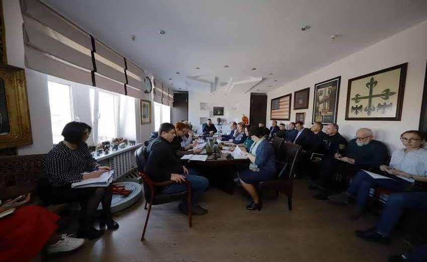 Заклади масового скупчення людей — на карантині; у супермаркетах, кафе і транспорті підвищать заходи безпеки, — комісія ТБНС