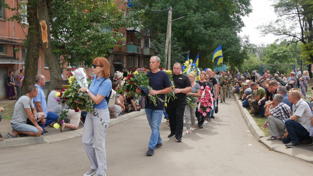 Все місто в скорботі стояло на колінах: провели в останню путь двох загиблих захисників з Дніпропетровщини