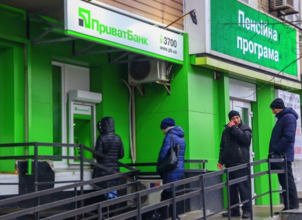 ПриватБанк без предупреждения блокирует карты клиентов: что случилось