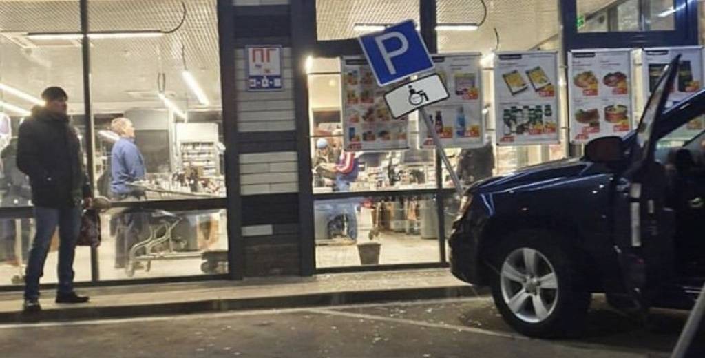 Припарковался в витрину супермаркета