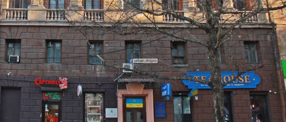 В Днепре показали, как преображаются вывески на центральной улице: фото