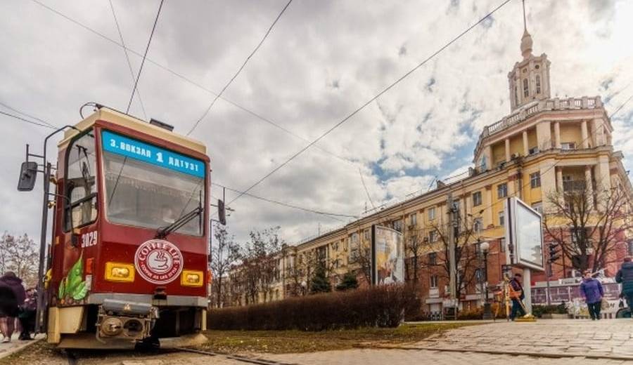 Завтра трамваи на левый берег Днепра закончат работу раньше