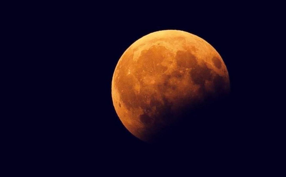 Як зустріти місячне затемнення, яке прийде вже у вівторок, та пережити ретроградний Марс