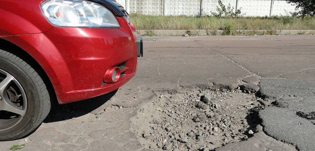 У Дніпрі на дорогах почали позначати ями