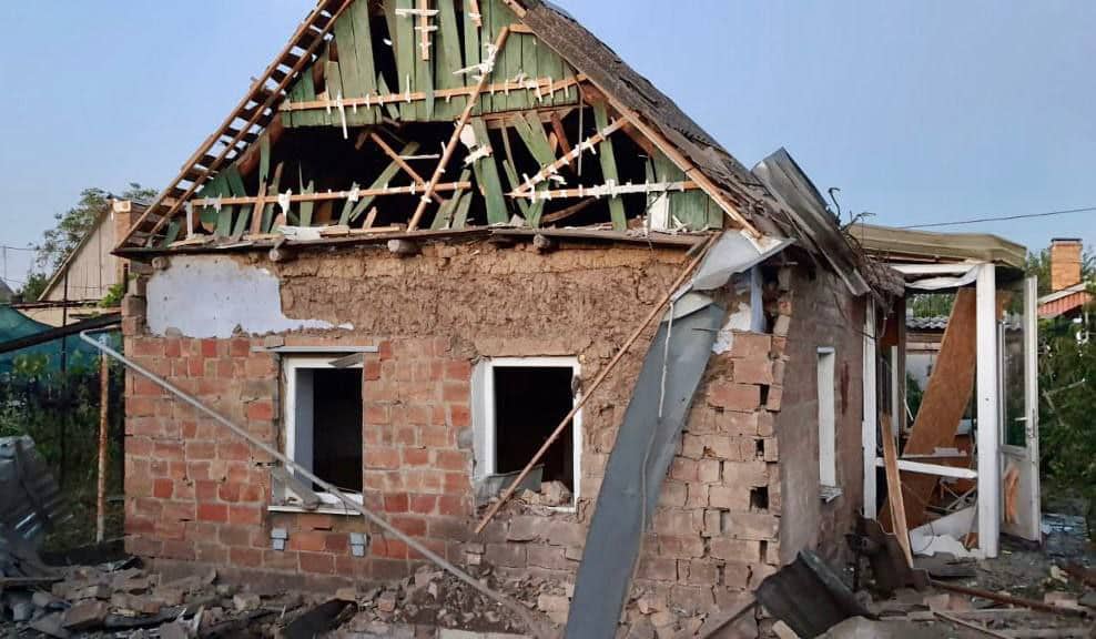 Вночі ворог гатив з “Градів” по житлових будинках Нікопольського району, є поранені