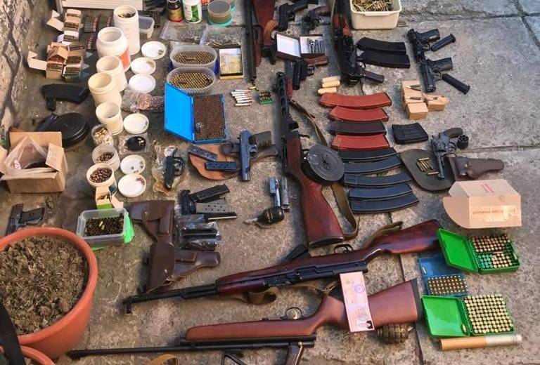 У Дніпрі 55-річний чоловік зберігав у себе вдома цілий арсенал зброї та боєприпасів (ВІДЕО)