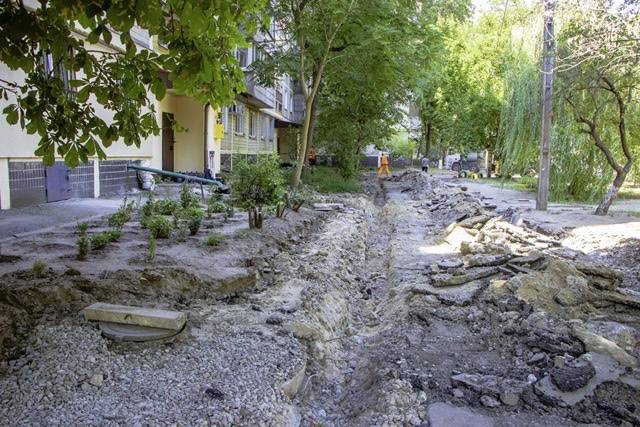 У Дніпрі по вулиці Калиновій ремонтують внутрішньоквартальні дороги