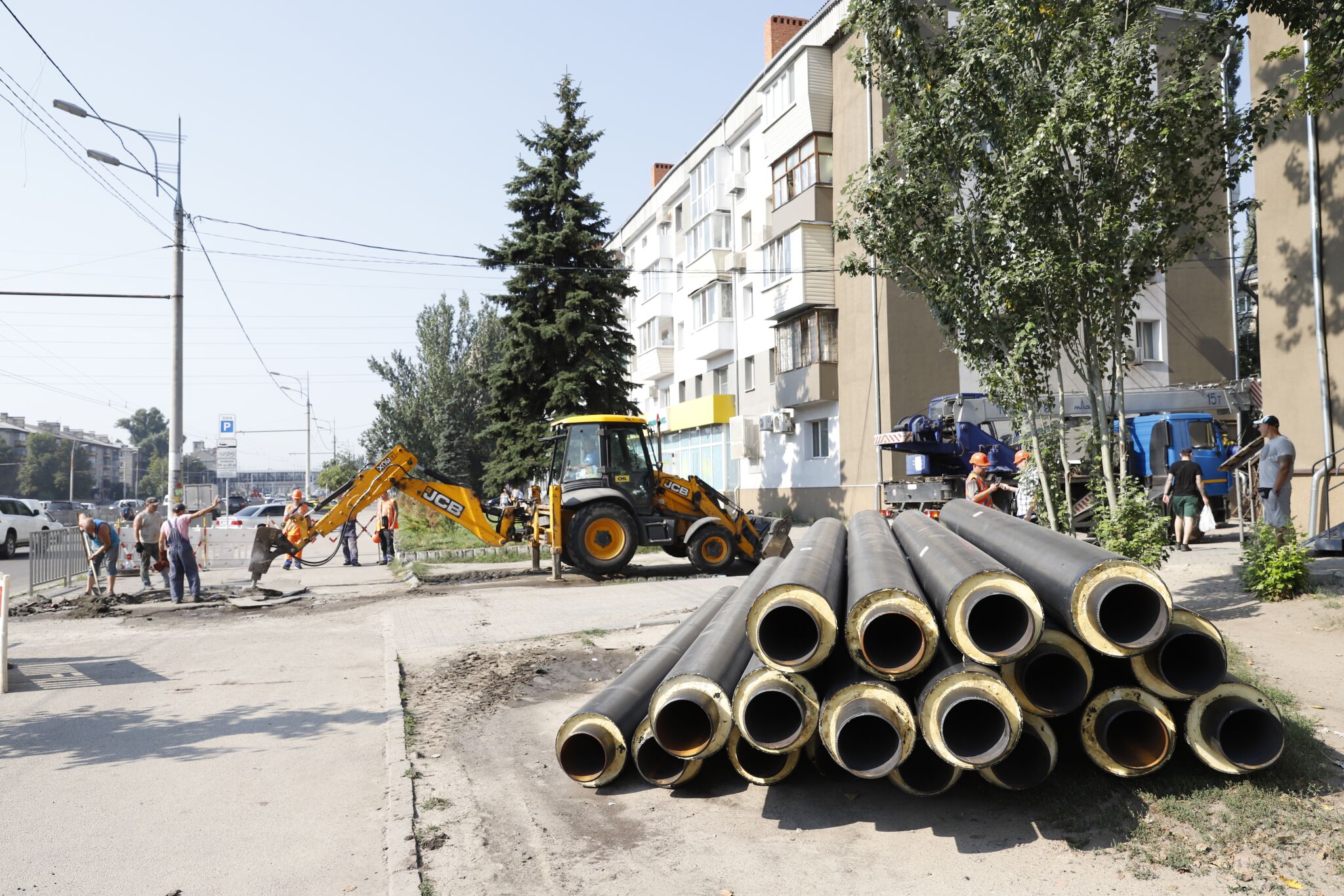 В Днепре на Слобожанском проспекте временно сузили проезжую часть, чтобы заменить трубы отопления