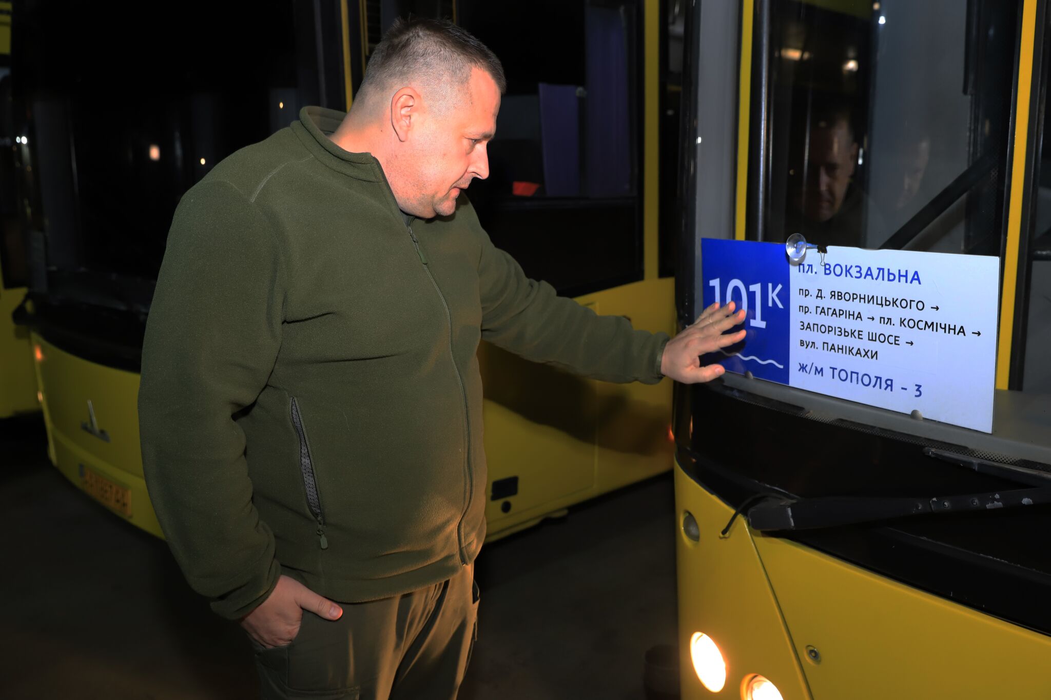 Філатов випустив на маршрути столичні автобуси і подякував всім, хто допоміг Дніпру з транспортом після ударів рф