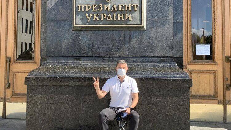 Мэр Умани ждет Зеленского под ОП с раскладным стульчиком и спальным мешком