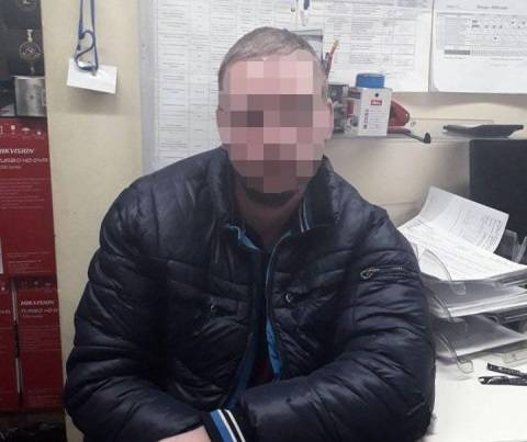 В центре Днепра мужчина пытался вынести из супермаркета под одеждой кофе, алкоголь и закуску