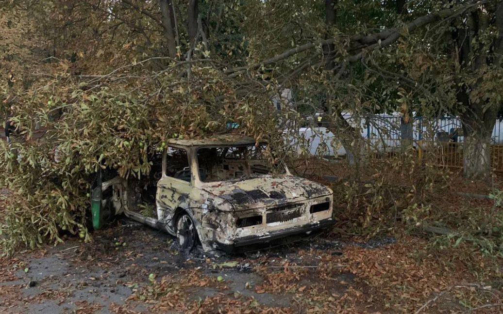 Від машини залишилась груда металу: під Дніпром чоловік намагався врятуватися від обстрілу