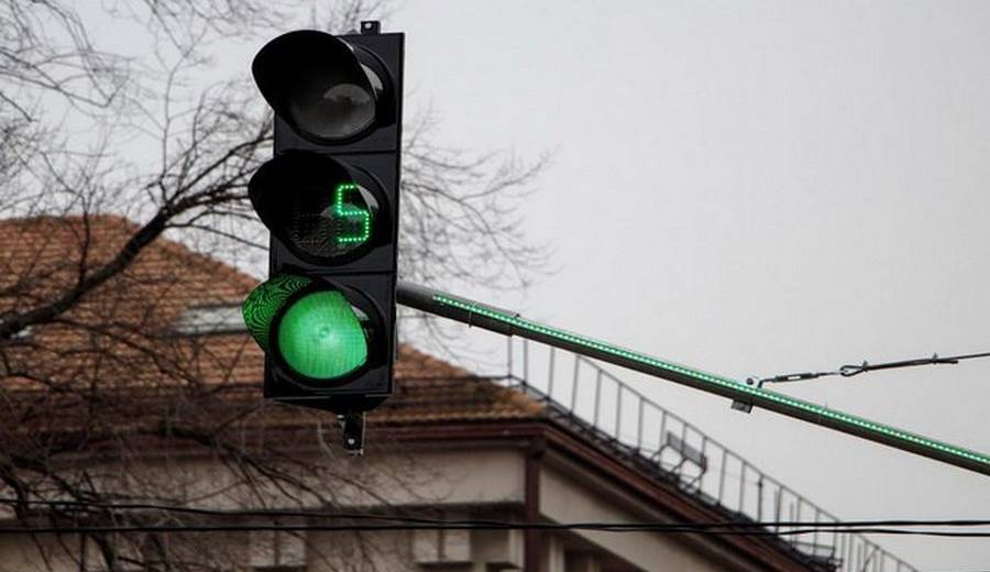 В Днепре на одном из опастных перекрестков появился светофор: фото
