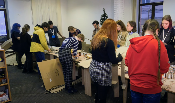 Молодь Дніпра виготовляє окопні свічки для ЗСУ. Відео
