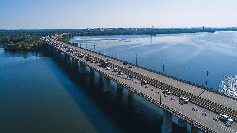 В Днепре легковушка слетела с заезда на Кайдакский мост (ВИДЕО)